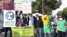 “Debate entre Los Profesionales del Agro y ambientalistas que protestaron en la puerta de ingreso del Congreso Aapresid”