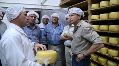 Sammartino recorrió localidades de la cuenca lechera cordobesa