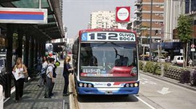 Aumentan hasta 100% los boletos de colectivos y trenes en el área metropolitana