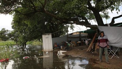 En Santa Fe, los inundados sobreviven a la vera de la ruta