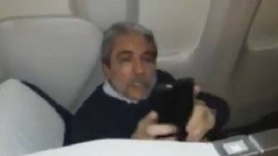 Escracharon en pleno vuelo a Aníbal F. rumbo a Londres