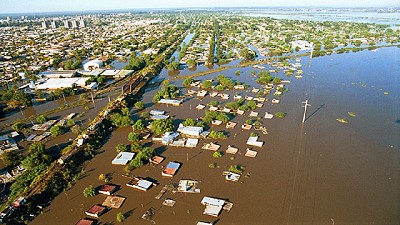 Por las inundaciones, anuncian el cierre de un pequeño pueblo tambero de Santa Fe