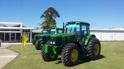 John Deere inaugura su nueva fábrica de tractores 6J 