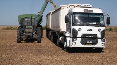 Con caminos inundados, productores hacen una vía de salida por las lomas