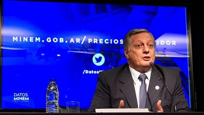 Por un acuerdo entre el Gobierno y las empresas, mañana bajan 2,6% el gasoil y 0,1% las naftas