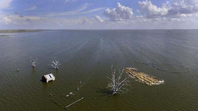 Productores sumergidos: el incontenible avance de la laguna La Picasa