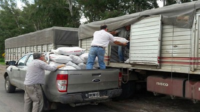 Entregan balanceado a pequeños productores en el sur de la provincia