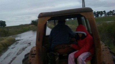 Del tractor a WhatsApp: cómo se hace para estudiar en las zonas rurales inundadas