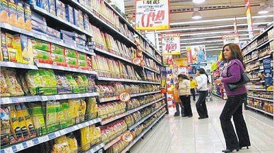 El consumo cayó 4,2% en el año y los más afectados son alimentos