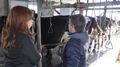 Cristina visitó un tambo en Lincoln y cosechó críticas del agro