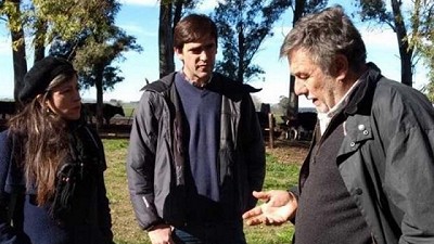 Como Cristina, Fernanda Vallejos visitó un tambo en Tandil