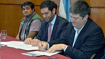 El Senasa y los organismos sanitarios de Paraguay y Bolivia firmaron convenios para la lucha contra la langosta