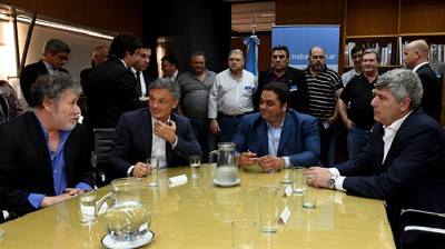 El Gobierno logró un acuerdo para reducir costos laborales en la industria láctea