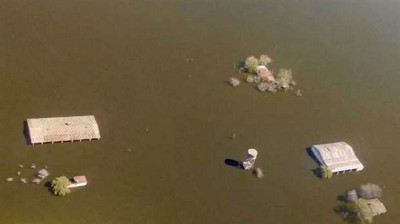 Laguna La Picasa: por sus desbordes cierran los tambos, emigra la gente y en los pueblos se fisuran las casas