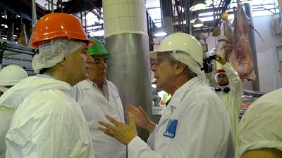 Etchevehere visitó un frigorífico modelo bonaerense