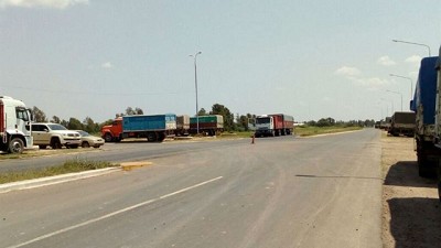 Se agrava la protesta de transportistas de granos