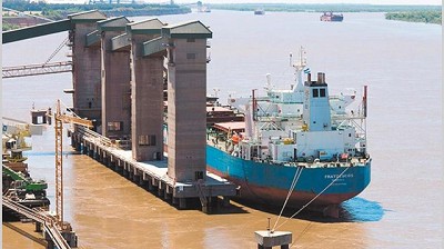 ADM insiste por Bunge, un deal que crearía la mayor exportadora de granos del país