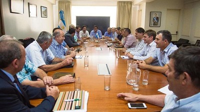 Aumentan la tarifa del transporte de cereal, pero continúa el paro