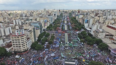 Masivo acto en defensa de Moyano con críticas a la política económica