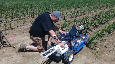 Locos por los robots: con aciertos y errores, buscan soluciones para la agricultura