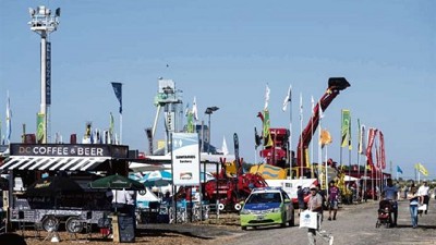 Entre anuncios, más stands y maquinaria, arrancó Expoagro