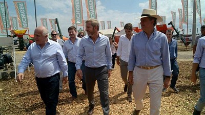 Etchevehere recibió a Frigerio en el stand de Agroindustria