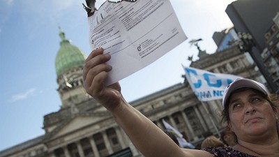 Cada uno por su lado, oficialismo y oposición piden revisar las tarifas