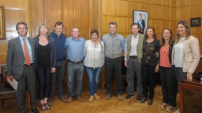 Salió el primer embarque de material vivo certificado de abejas reinas a Francia