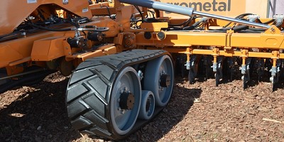 Agrometal reduce la presión en siembra con las orugas de la ADX