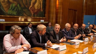 El Gobierno plantea suspender los aumentos de los combustibles por dos meses