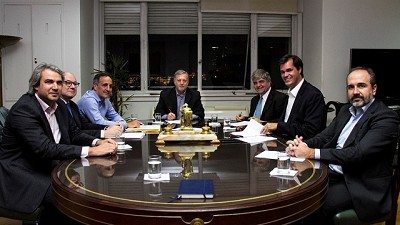 Las petroleras acordaron con el Gobierno congelar el precio de los combustibles