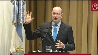 Sturzenegger defendió la suba del dólar y dijo que las tasas seguirán altas