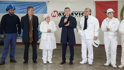 Macri y Etchevehere participaron de la reapertura de una planta frigorífica en Carcarañá