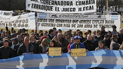 Crece el rechazo a un proyecto de Vidal para quitarle un fondo al turf