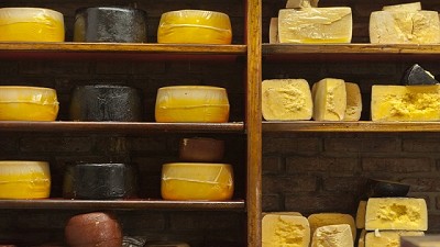 El Senasa verifica la elaboración de queso para un consumo seguro