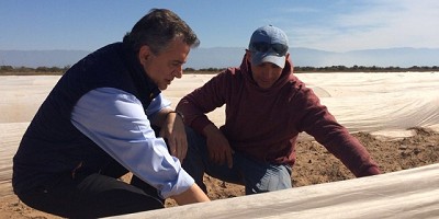 Etchevehere entregó fondos para agricultores familiares y pequeños productores riojanos