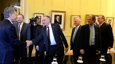 Alerta en el Gobierno y las empresas por otra suba del riesgo país: llegó a 635 puntos