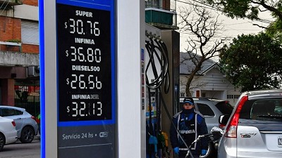 YPF y Axion también subieron los precios de los combustibles en un 12%