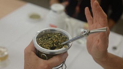 En medio de la baja del consumo, aumenta la venta de yerba