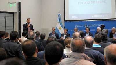 Frente a representantes de la cadena láctea, Etchevehere presentó el Mercado de Futuro de la Leche