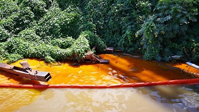 Puerto San Martín: por un derrame de aceite el río Paraná se tiñe de naranja