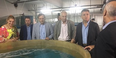 Etchevehere visitó a los científicos que realizarán la campaña de evaluación del calamar argentino