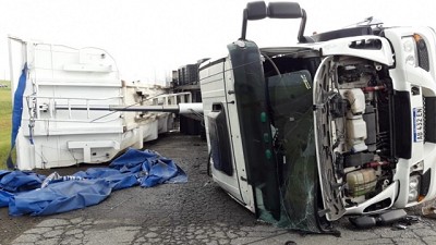 Un tornado volcó camiones y postes de luz sobre la Ruta 3