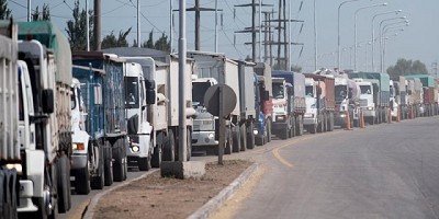 Aluvión de camiones en los puertos rosarinos por la cosecha récord