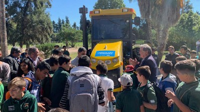 Agricultura entregó tres tractores a escuelas agrotécnicas