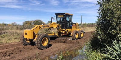 Entregan maquinaria vial para reparar caminos rurales en Chacabuco