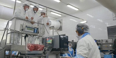 Etchevehere visitó el primer frigorífico de carne vacuna en obtener el Sello Alimentos Argentinos