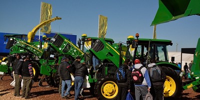 John Deere lanzó en AgroActiva nuevas líneas de pulverizadoras, cosechadoras y tractores
