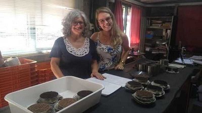 Una estudiante brasilera se capacitó en el Laboratorio de Sustratos y Aguas de la Escuela Hall 