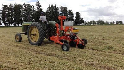 Presentan la primera sembradora de labranza cero para zapallo